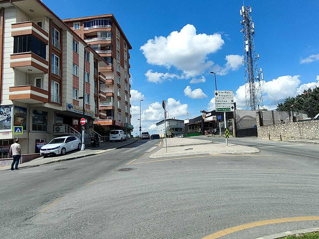 ÜMRANIYE SITE MAHALLESINDE CADDEYE CEPHE KIRALIK 2+1 DAIRE