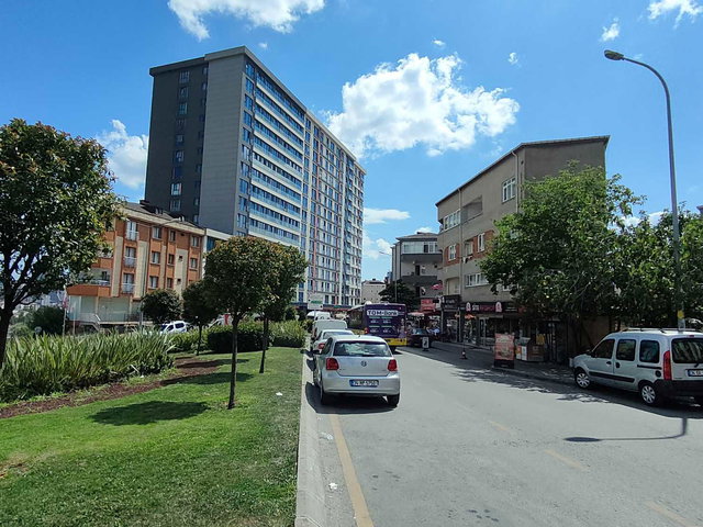 ÜMRANIYE SITE MAHALLESINDE CADDEYE CEPHE KIRALIK 2+1 DAIRE