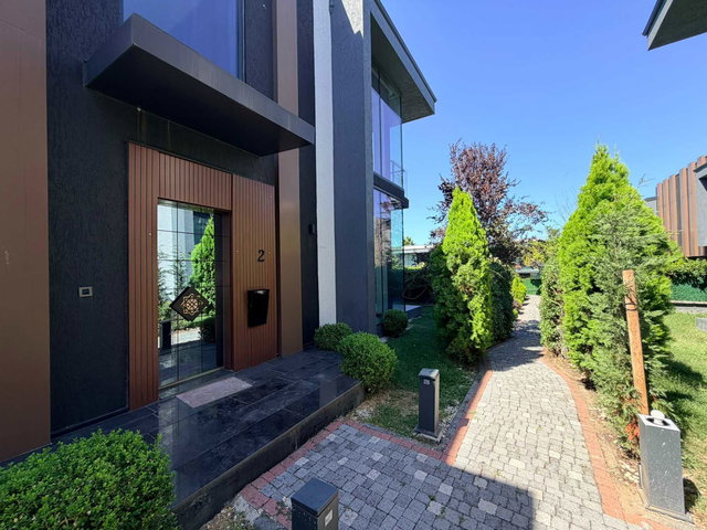 KARTEPE SİERRA VİLLARINDA 4+1 HAVUZLU SATILIK VİLLA