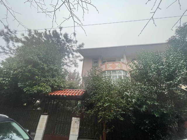 ATAKENT'TE ŞEHRIN MERKEZINDE MÜSTAKIL BAHÇELI SATILIK 5+1 VILLA
