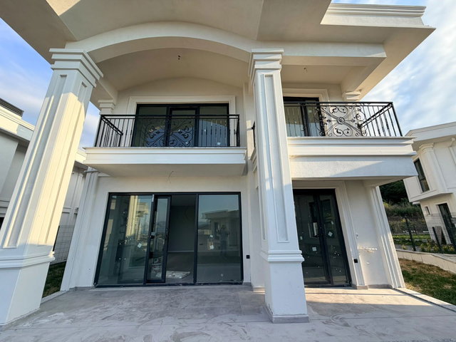 YENİKÖY DE DENİZ VE DOĞA MANZARALI 4+1 MÜSTAKİL SATILIK VİLLA