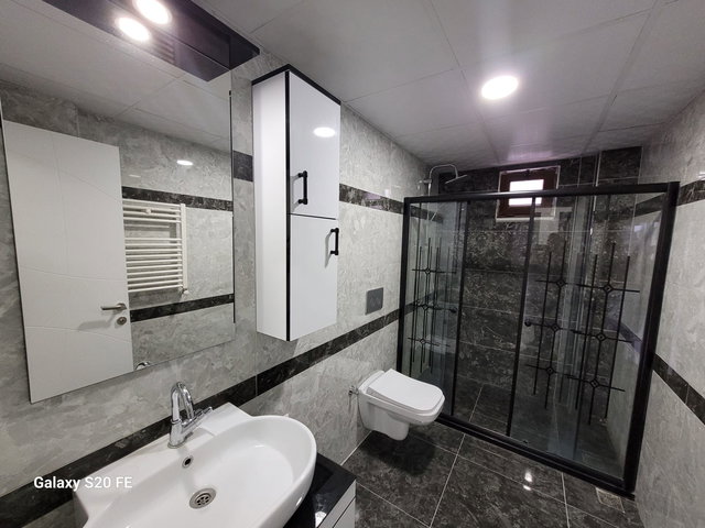 REMAX SEVCAN GÜRLEVİKTEN YENİMAHALLE'DE MUTFAK SALON AYRI KİRALIK 2+1 DAİRE
