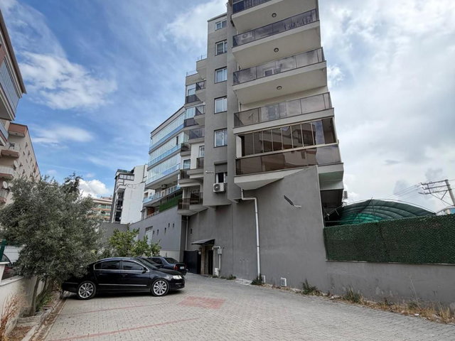 215 KARŞIYAKA ŞEMIKLER’DE İZBAN’A YÜRÜME MESAFESINDE ASANSÖRLÜ DAIRE