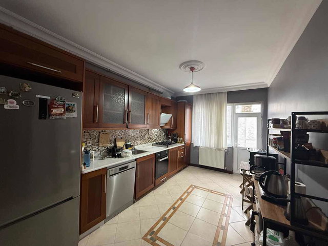 YAŞAM VADISI VE E5 YÜRÜME MESAFESINDE SATILIK 3+1 TEMİZ DAİRE