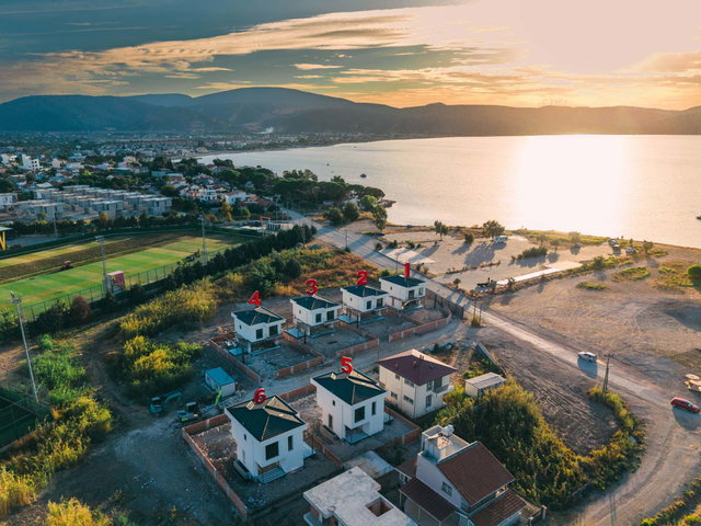 URLA TORASANDA DENİZ KENARINDA MÜSTAKİL 4+1 VİLLA