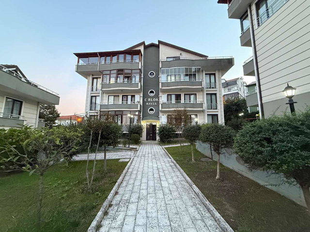 GÖLCÜK TOPÇULAR AZRA 6 SİTESİ’NDE GÜNEY CEPHE, GENİŞ VE FERAH 3+1 ÇATI DUBLEKS
