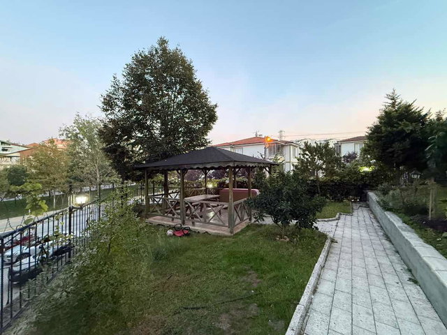 GÖLCÜK TOPÇULAR AZRA 6 SİTESİ’NDE GÜNEY CEPHE, GENİŞ VE FERAH 3+1 ÇATI DUBLEKS