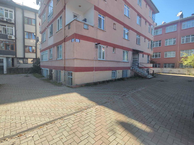 NUH KUYUSU CADDESİNDE MERKEZİ KONUMDA AÇIK OTOPARKLI 3+1 KİRALIK