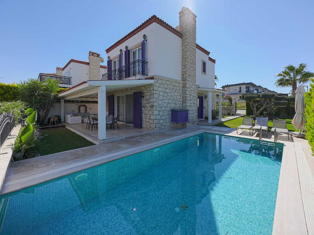 ÇEŞME REİSDERE’DE 406 M² ARSADA ÖZEL HAVUZLU 4+1 VİLLA
