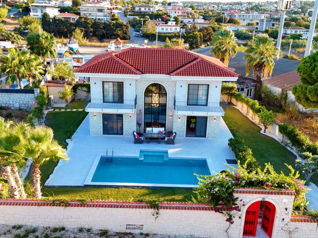 ÇEŞME DALYAN'DA ÖZGÜN TAŞ MİMARİSİYLE ÖNE ÇIKAN MÜSTAKİL HAVUZLU SATILIK VİLLA