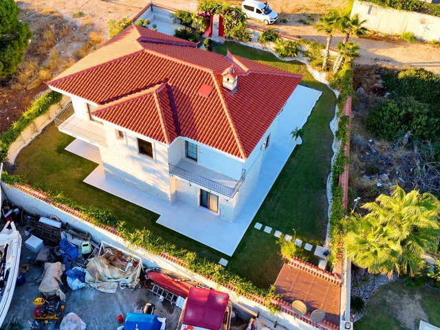 ÇEŞME DALYAN'DA ÖZGÜN TAŞ MİMARİSİYLE ÖNE ÇIKAN MÜSTAKİL HAVUZLU SATILIK VİLLA