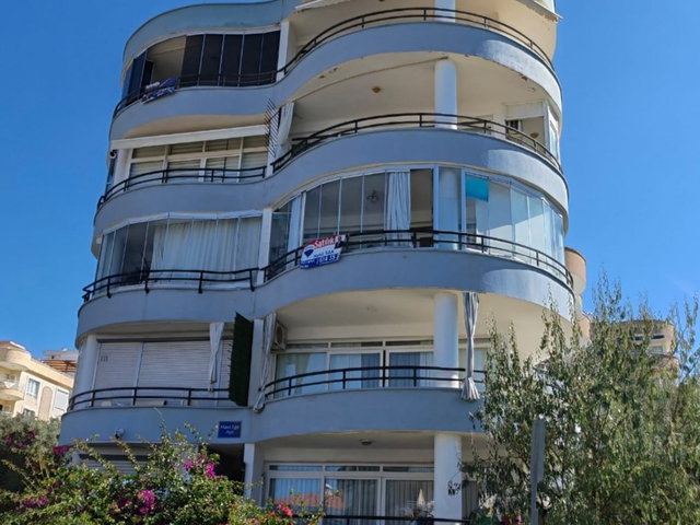 KUŞADASI MARINA BÖLGESINDE ,DENIZ MANZARALI ,DOĞALGAZ KALORIFERLI, ASANSÖRLÜ,BAKIMLI ARAKAT DAIRE