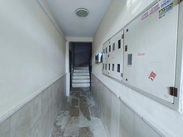 KUŞADASI MARINA BÖLGESINDE ,DENIZ MANZARALI ,DOĞALGAZ KALORIFERLI, ASANSÖRLÜ,BAKIMLI ARAKAT DAIRE