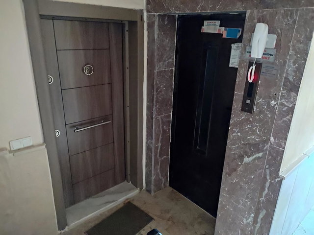 KUŞADASI MARINA BÖLGESINDE ,DENIZ MANZARALI ,DOĞALGAZ KALORIFERLI, ASANSÖRLÜ,BAKIMLI ARAKAT DAIRE