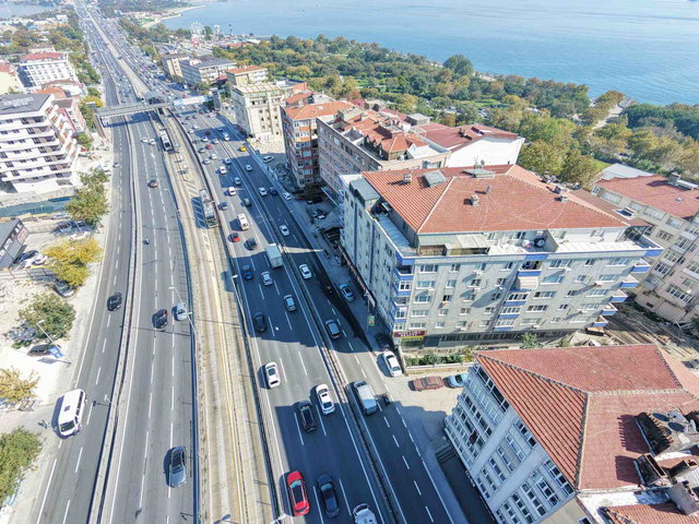 SATILIK AVCILARDA E-5 ÜZERİNDE ARA KAT 3+1 DAİRE