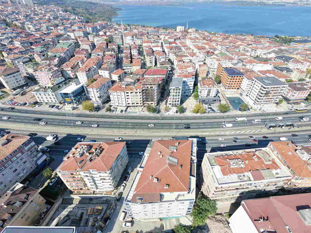 SATILIK AVCILARDA E-5 ÜZERİNDE ARA KAT 3+1 DAİRE