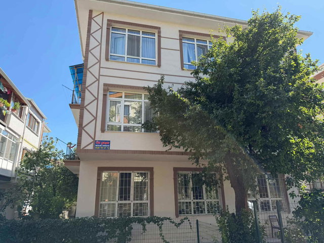 GAZİ MAHALLESİNDE YEŞİLLİKLER İÇERİSİNDE ULAŞIMA YAKIN 2+1 KIRALIK
