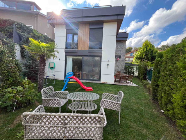 ZEKERIYAKÖY'DE MÜSTAKIL YAŞAM HISSI SUNAN 4+1 KIRALIK VILLA