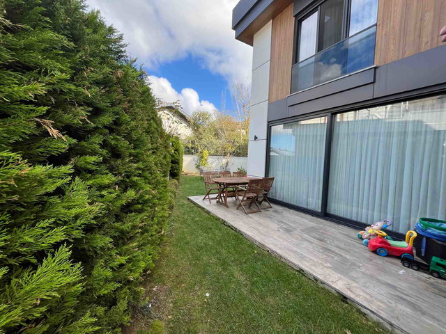 ZEKERIYAKÖY'DE MÜSTAKIL YAŞAM HISSI SUNAN 4+1 KIRALIK VILLA
