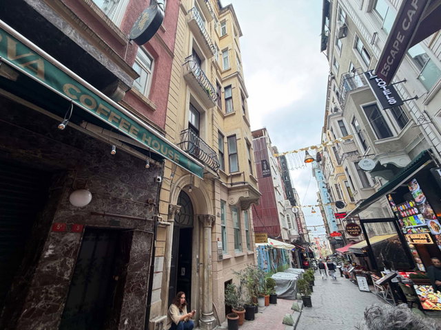 BEYOĞLU İSTİKLAL'E 1 DK | TARİHİ BİNADA 4+1 SATILIK DAİRE