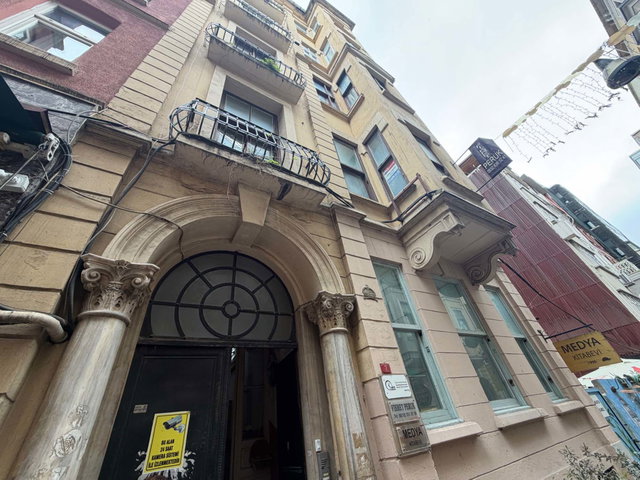 BEYOĞLU İSTİKLAL'E 1 DK | TARİHİ BİNADA 4+1 SATILIK DAİRE