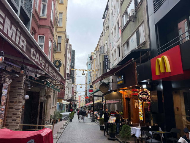 BEYOĞLU İSTİKLAL'E 1 DK | TARİHİ BİNADA 4+1 SATILIK DAİRE
