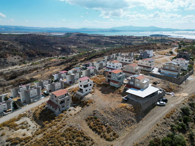 İZMİR DİKİLİ’DE TAPULU ARSA ÜZERİNDE 3 KATLI 3+1 İNŞA HALİNDE VİLLA