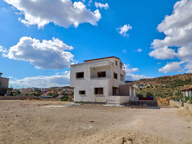 İZMİR DİKİLİ’DE TAPULU ARSA ÜZERİNDE 3 KATLI 3+1 İNŞA HALİNDE VİLLA