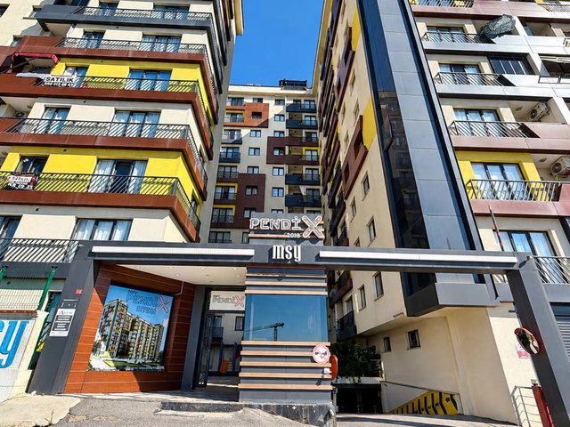 PENDİK METROSUNA 5 DK MESAFEDE SİTE IÇINDE KISMİ DENİZ MANZARALI KAPALI  OTOPARKLI 2+1