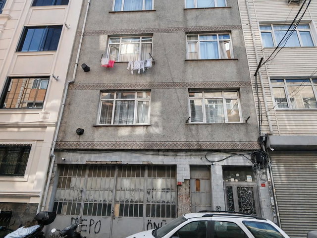 BAYRAMPAŞA METROYA YAKIN, DOĞU-GÜNEY CEPHELİ 2+1 ÇATI KATI