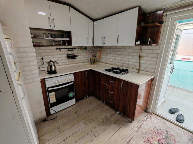 BAYRAMPAŞA METROYA YAKIN, DOĞU-GÜNEY CEPHELİ 2+1 ÇATI KATI