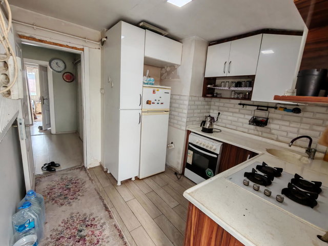 BAYRAMPAŞA METROYA YAKIN, DOĞU-GÜNEY CEPHELİ 2+1 ÇATI KATI