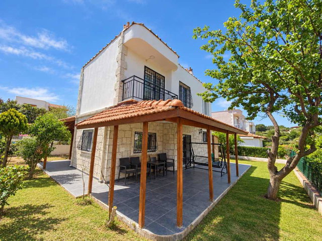 ÇEŞME ILDIR’DA ÖZEL PLAJLI SİTEDE DENİZE 150 M 4+1 VİLLA