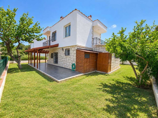 ÇEŞME ILDIR’DA ÖZEL PLAJLI SİTEDE DENİZE 150 M 4+1 VİLLA
