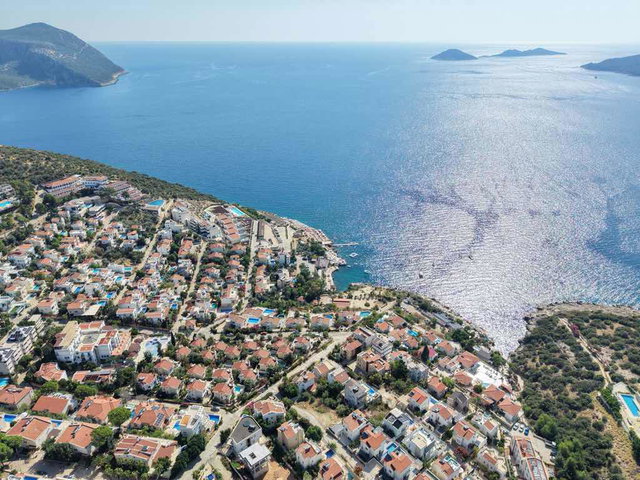 KAŞ KALKAN KALAMAR KOYU’NDA DENİZ MANZARALI HAVUZLU 2+1 DAİRE