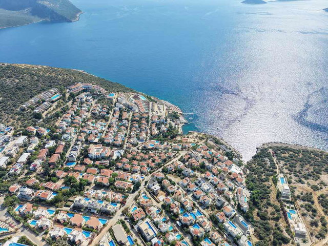 KAŞ KALKAN KALAMAR KOYU’NDA DENİZ MANZARALI HAVUZLU 2+1 DAİRE