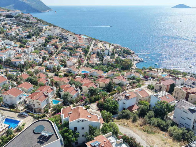 KAŞ KALKAN KALAMAR KOYU’NDA DENİZ MANZARALI HAVUZLU 2+1 DAİRE