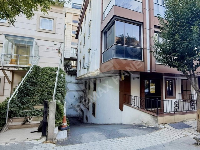 ŞİŞLİ’NİN SAKLI KÖŞESİNDE PARKA KOMŞU 18 M² BAHÇELİ 1+1