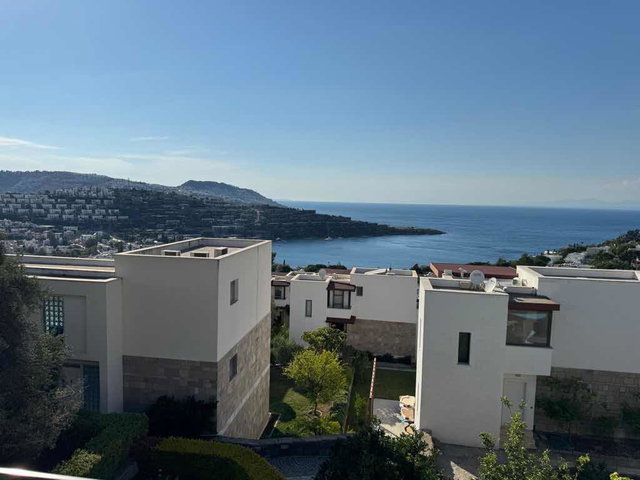 BODRUM GÜNDOĞANDA DENİZ MANZARALI HAVUZLU SİTEDE TAM MÜSTAKİL 4+1 KİRALIK VİLLA