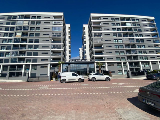 ULUKENT’İN PRESTİJLİ SİTESİ ULU REZİDANS’TA HAVUZ MANZARALI 3+1 KİRALIK DAİRE