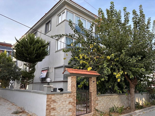 YENİ FOÇA 'DA 2+1 MÜSTAKİL GİRİŞLİ BAHÇELİ SATILIK DAİRE
