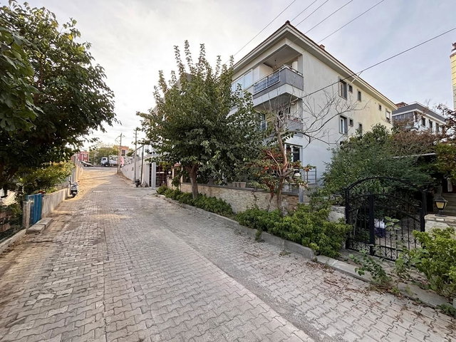 YENİ FOÇA 'DA 2+1 MÜSTAKİL GİRİŞLİ BAHÇELİ SATILIK DAİRE