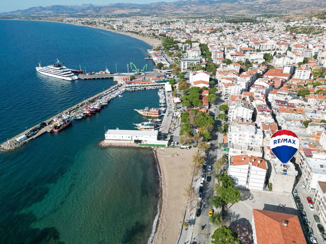 MERKEZDE PLAJA 50 METRE- ÇARŞIYA HERYERE YAKIN KONUMDA,DÜZAYAK,AYRI MUTFAKLI,YÜKSEK GİRİŞ 2+1 DAİRE