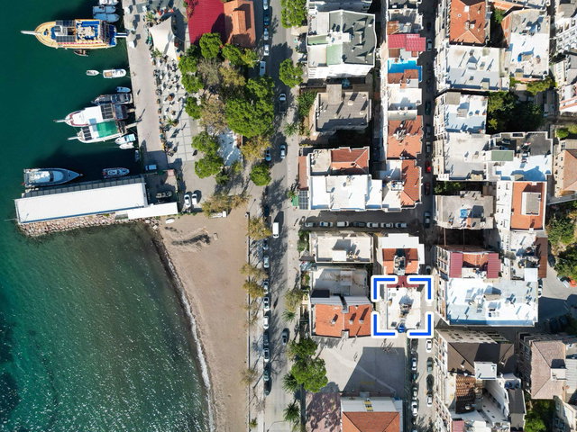 MERKEZDE PLAJA 50 METRE- ÇARŞIYA HERYERE YAKIN KONUMDA,DÜZAYAK,AYRI MUTFAKLI,YÜKSEK GİRİŞ 2+1 DAİRE