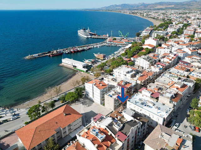 MERKEZDE PLAJA 50 METRE- ÇARŞIYA HERYERE YAKIN KONUMDA,DÜZAYAK,AYRI MUTFAKLI,YÜKSEK GİRİŞ 2+1 DAİRE