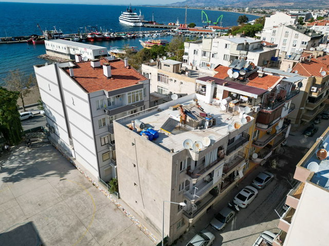 MERKEZDE PLAJA 50 METRE- ÇARŞIYA HERYERE YAKIN KONUMDA,DÜZAYAK,AYRI MUTFAKLI,YÜKSEK GİRİŞ 2+1 DAİRE