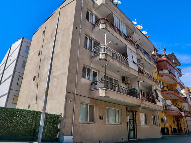 MERKEZDE PLAJA 50 METRE- ÇARŞIYA HERYERE YAKIN KONUMDA,DÜZAYAK,AYRI MUTFAKLI,YÜKSEK GİRİŞ 2+1 DAİRE