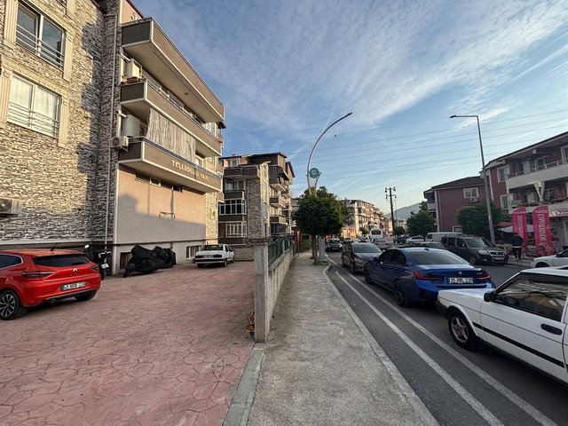 ÇİFTLİK MAHALLESİNDE 3+1 ARAKAT