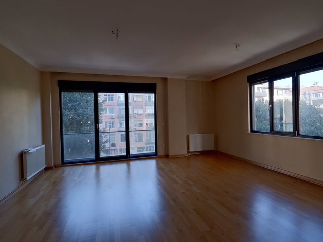 CADDEBOSTAN BAĞDAT CADDESI SAHIL TARAFI SATILIK 3+1 DAIRE 128 M2