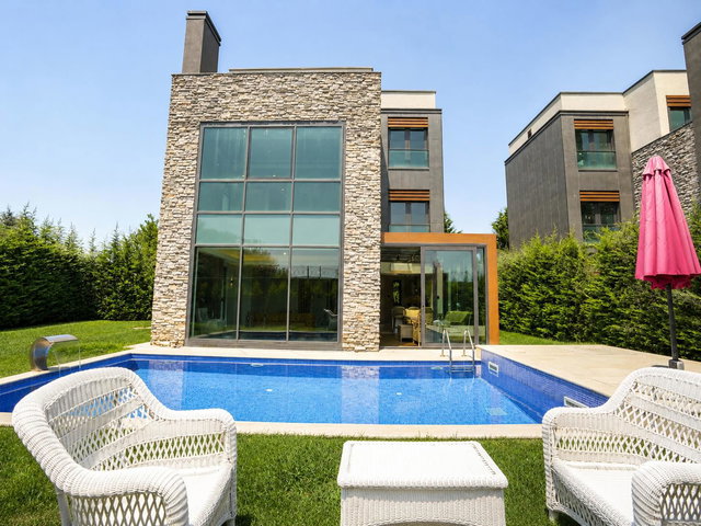ÇEKMEKÖY ÖMERLİ’DE SIFIR 7+1 | 360 M² BRÜT | 3 KATLI, GÜNEY CEPHELİ KİRALIK VİLLA